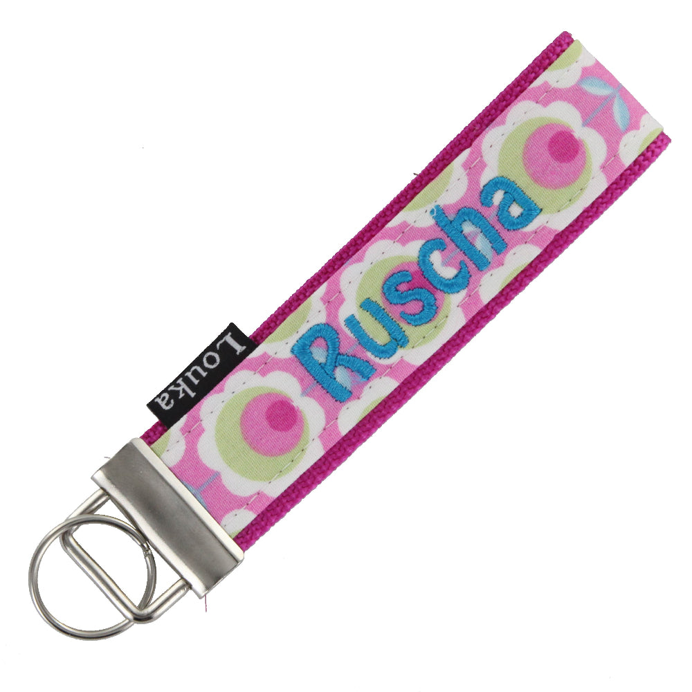Handgemaakte Louka pols sleutelhanger met retro bloemen, personaliseerbaar met naam, bandkleur hardware, formaat 13x3 cm.